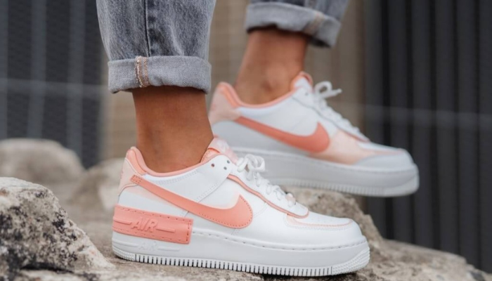 Tênis Nike Air Force 1 Shadow branco com detalhes em rosa coral, modelo feminino com entressola duplicada.