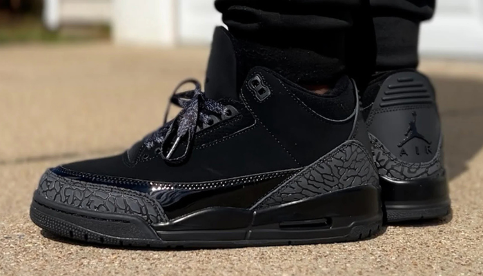 Air Jordan 3 Black Cat totalmente preto com detalhes texturizados.