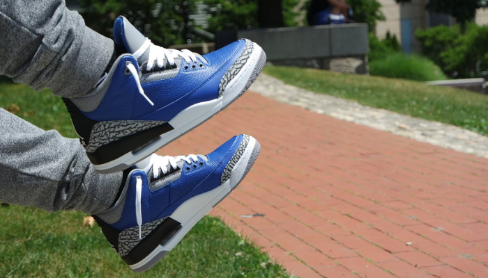 Air Jordan 3 Blue Cement em couro azul royal com detalhes em cinza e preto no padrão elephant print.