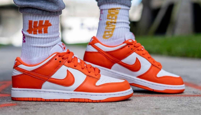 Tênis Nike Dunk Low Syracuse em couro branco e laranja inspirado na Universidade de Syracuse.