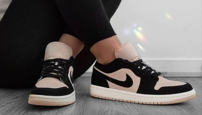 Air Jordan 1 Low Black Guava Ice feminino com cabedal em nobuck preto e couro rosa.
