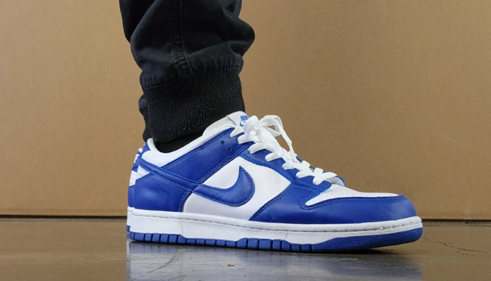 Tênis Nike Dunk Low Kentucky em couro branco e azul royal inspirado na Universidade de Kentucky.