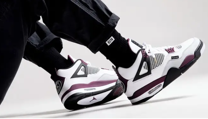 PSG x Air Jordan 4 com tons preto, branco e detalhes em bordô inspirado no Paris Saint-Germain.
