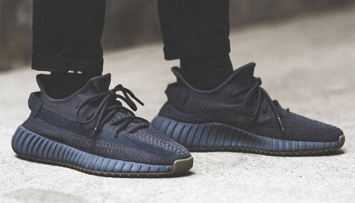 Tênis Yeezy Boost 350 V2 Cinder Reflective em Primeknit cinza carvão com faixa lateral refletiva.