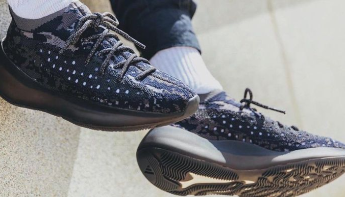 Yeezy Boost 380 Onyx em tons de preto e marrom com entressola em degradê e design futurista.