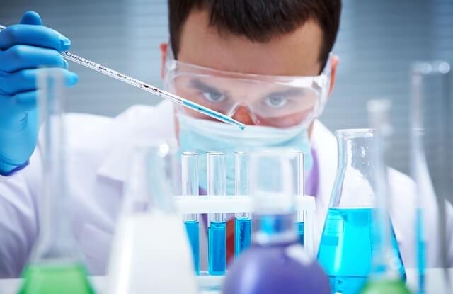 Farmacêutico manipulando fórmula no laboratório da Atos Farmácia de Manipulação
