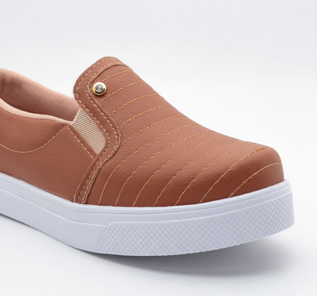Detalhe Slip On Caramelo com Dourado Bia Calçados