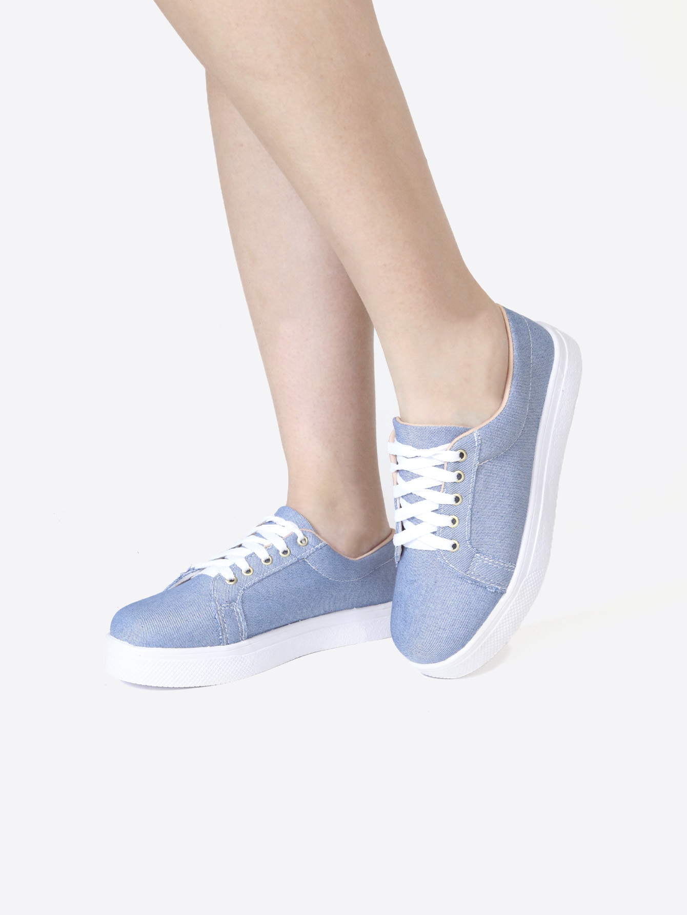 Tênis feminino jeans claro Bia Calçados no pé