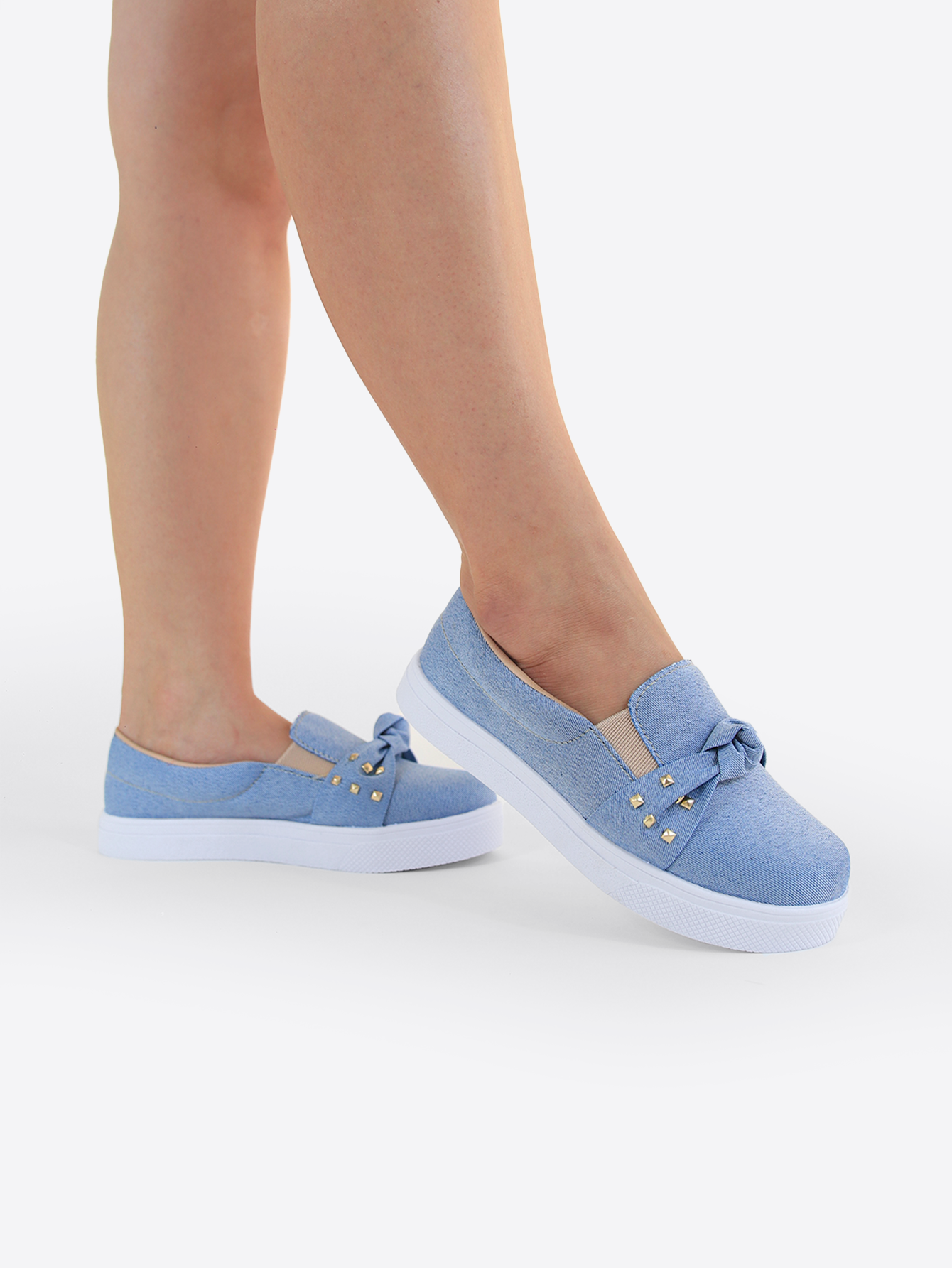 Slip on jeans com laço Bia Calçados no pé