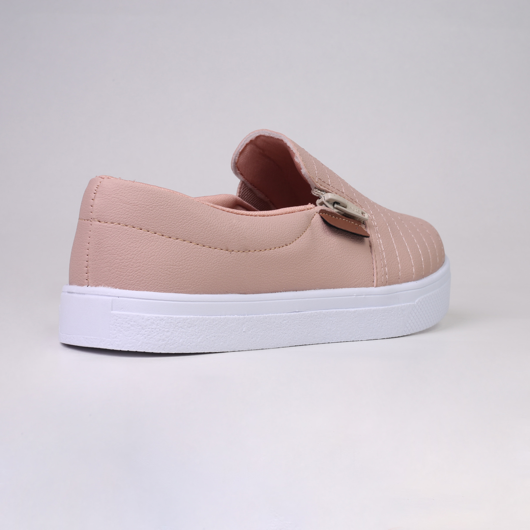 Detalhe do Slip On Nude com Zíper Bia Calçados
