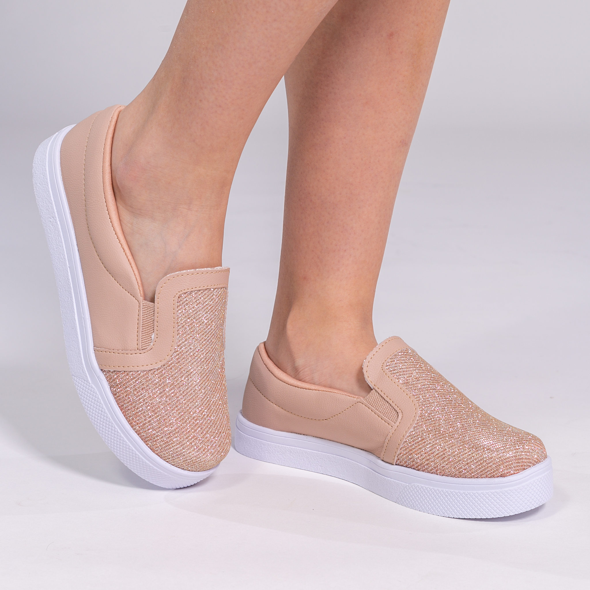 T&ecirc;nis Slip On Feminino Brilhante Nude Bia Cal&ccedil;ados