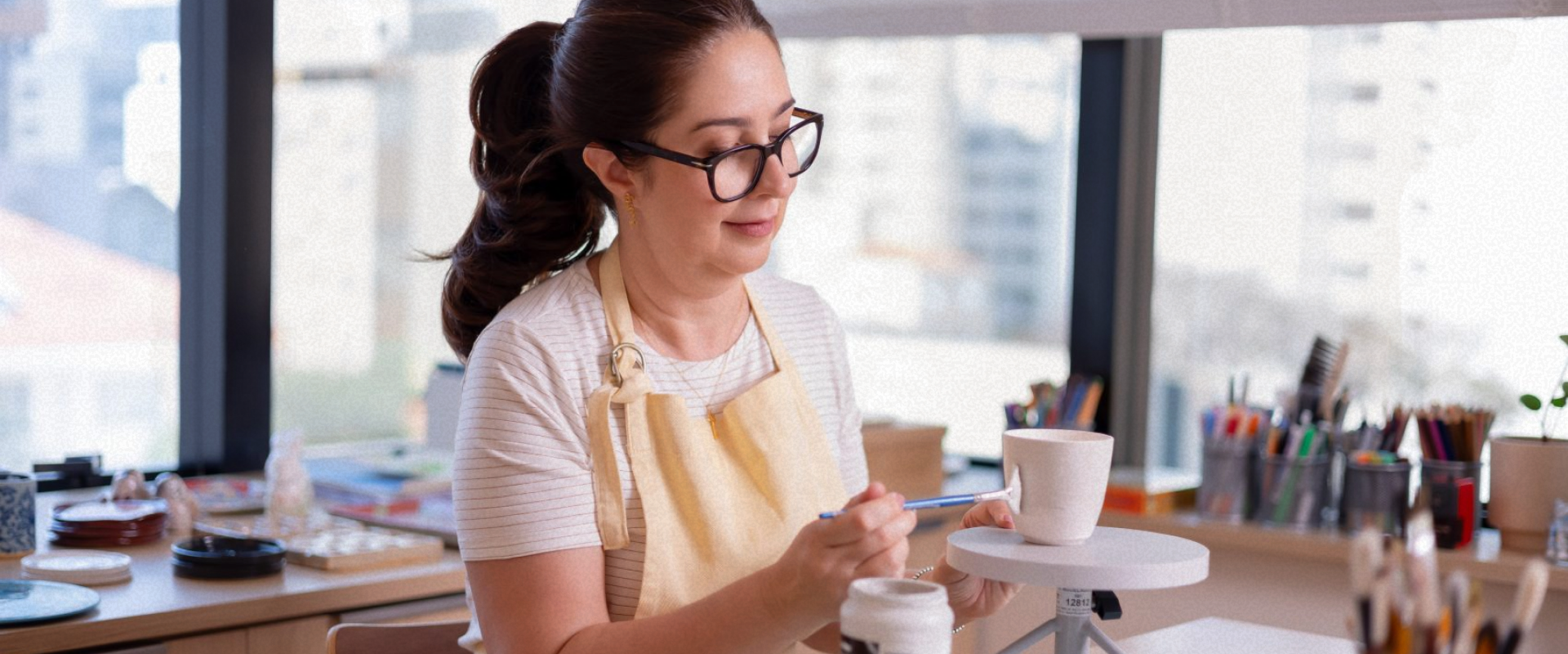 Luciana Costantin em seu estúdio de iluminação
