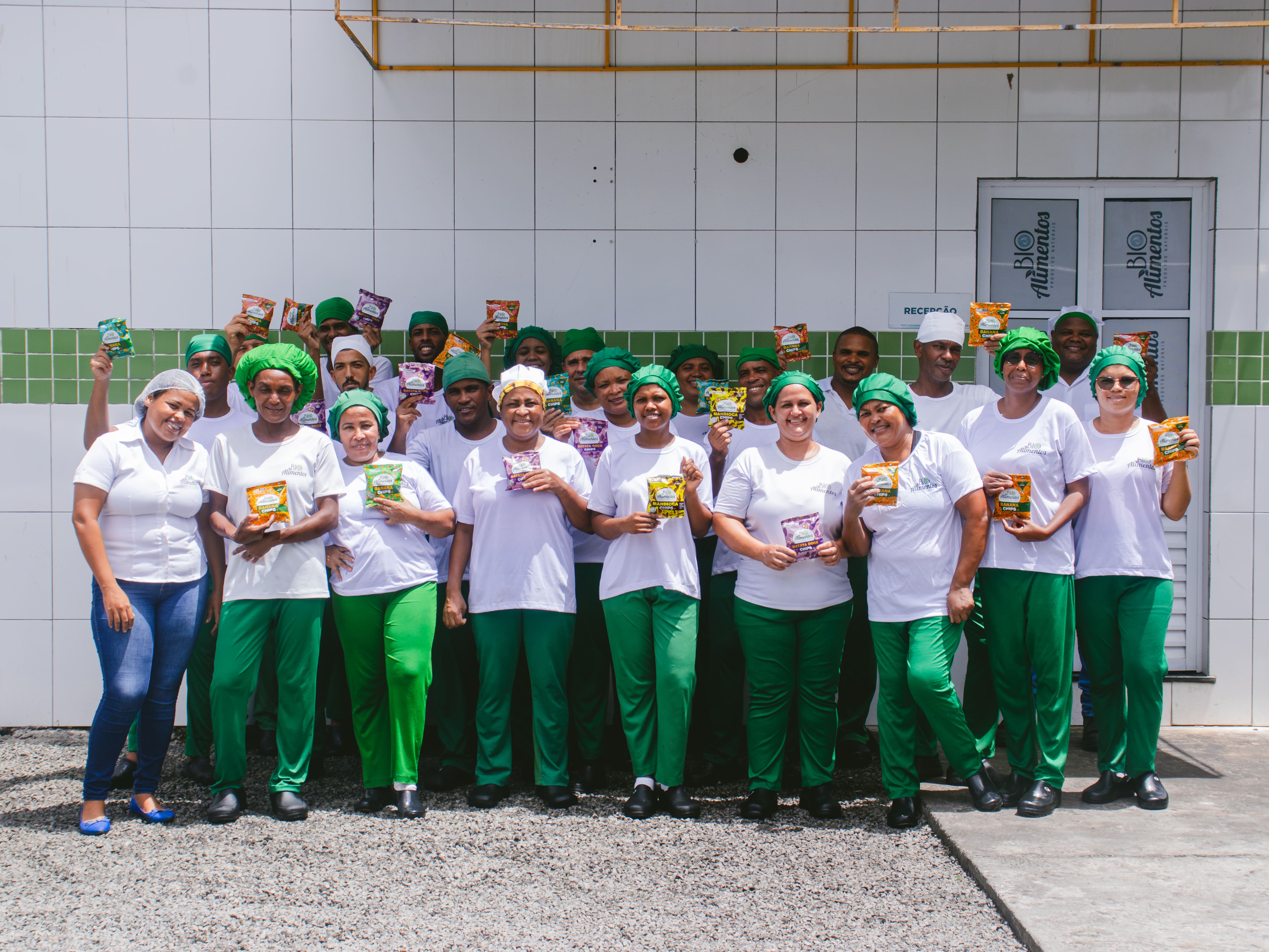 Mulher segurando chips