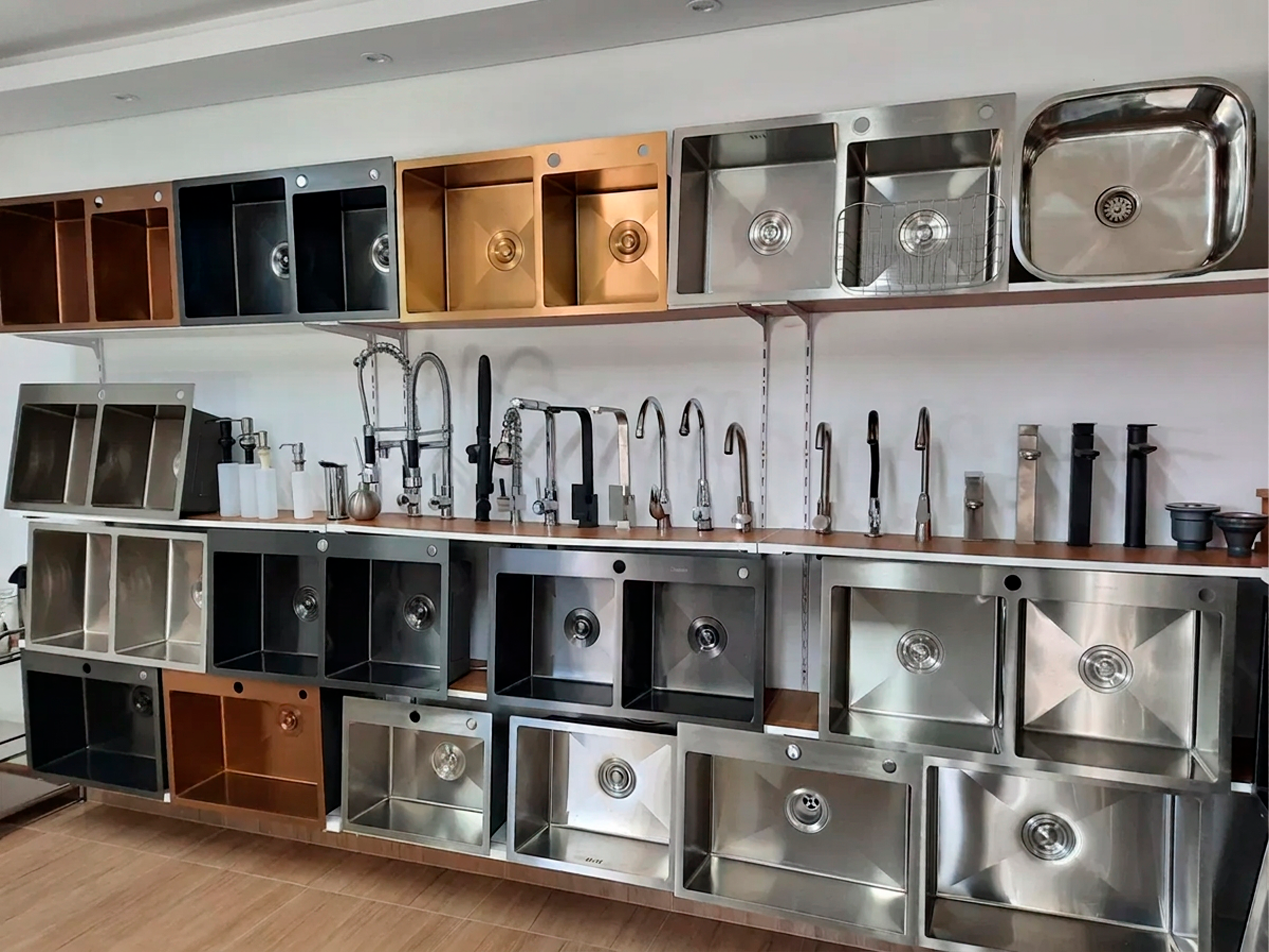 Showroom da Bigcubas em Curitiba, com cubas de aço inox em diversos acabamentos