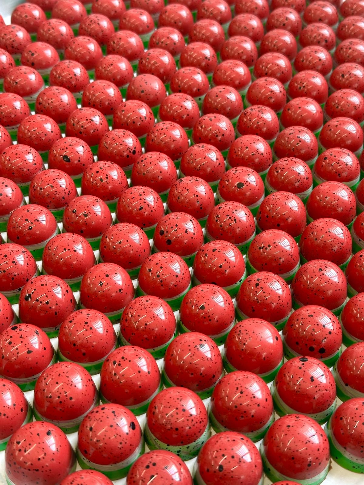 Caixas de bombons coloridos com cinta de marca