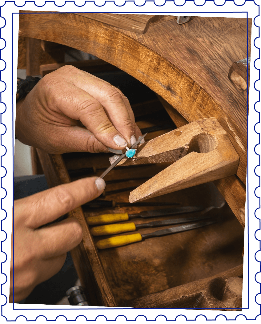 Joalheira trabalhando com peças artesanais