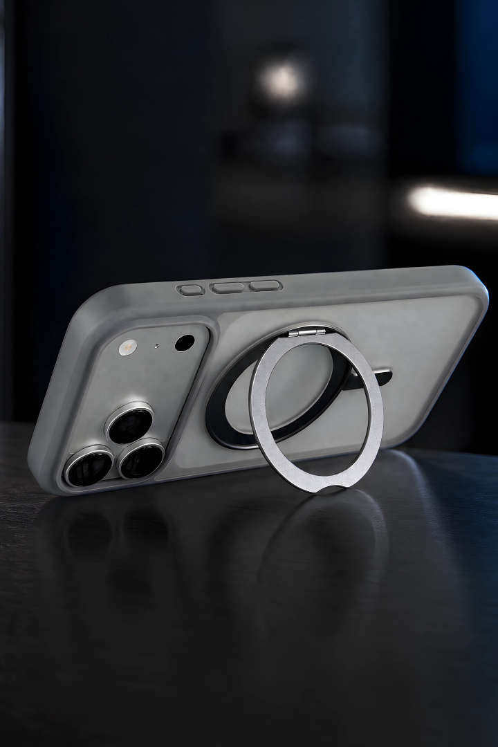 iPhone de lado apoiado no anel giratório da Case Armor Ultra