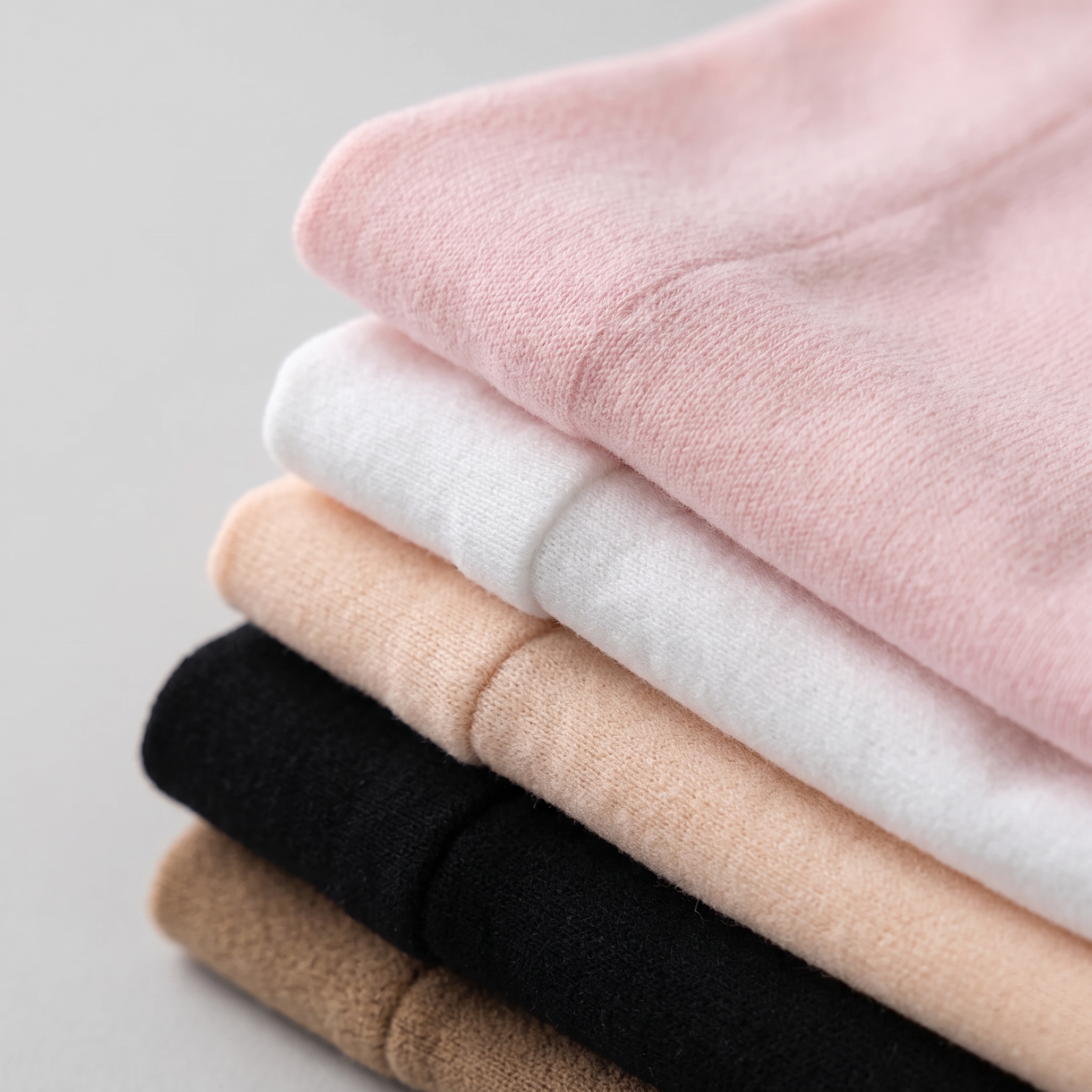 Meias-calcas dobradas nas cores disponiveis