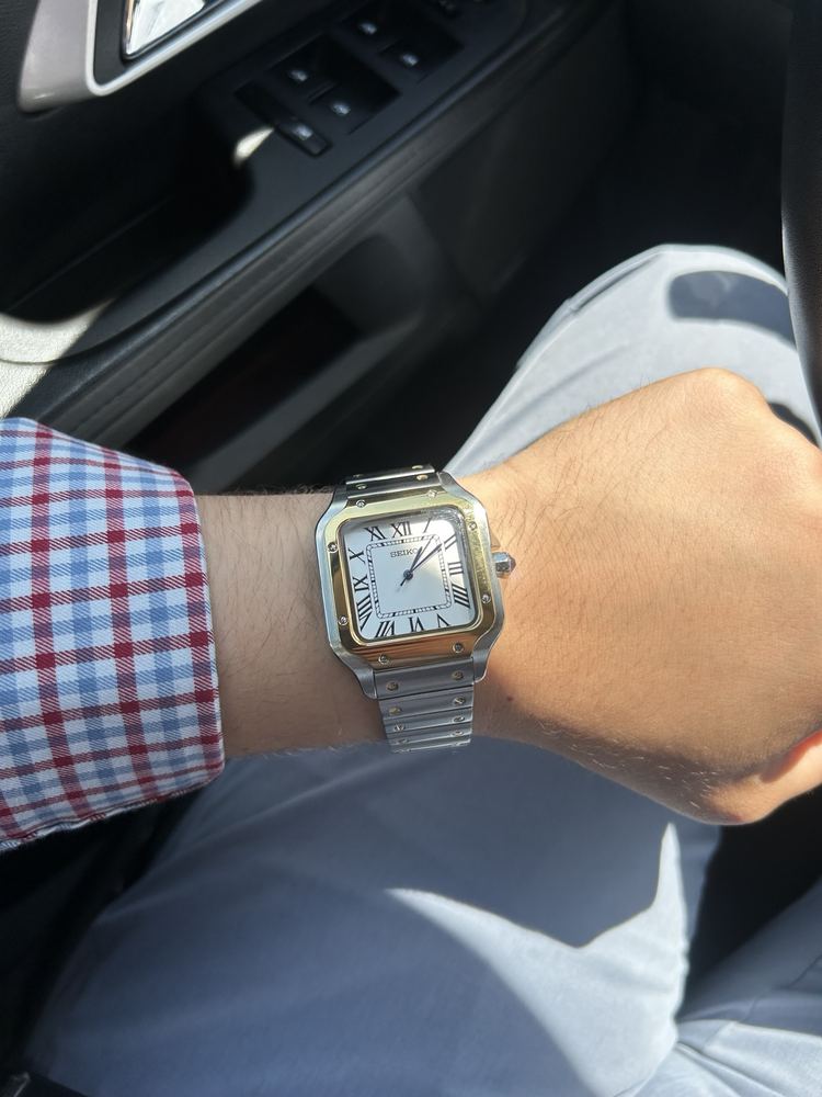 Cliente estrenando su reloj