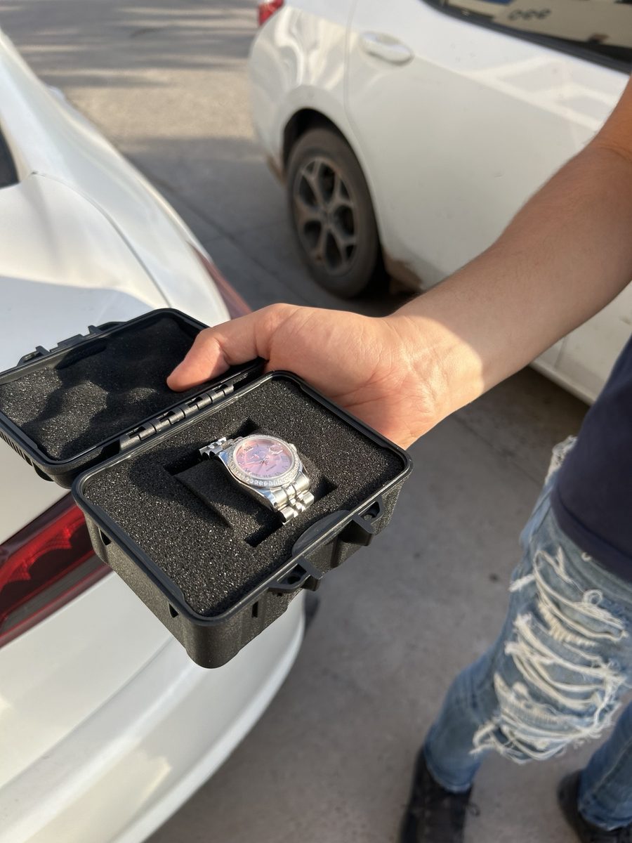 Entrega de reloj de mujer