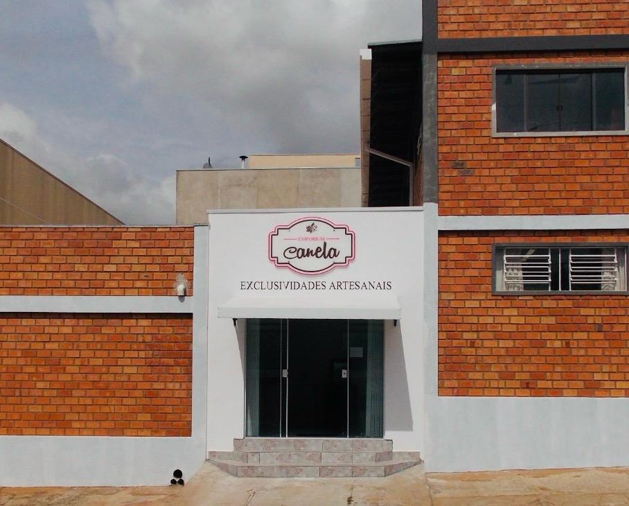 Prédio com parede de tijoloDescrição gerada automaticamente