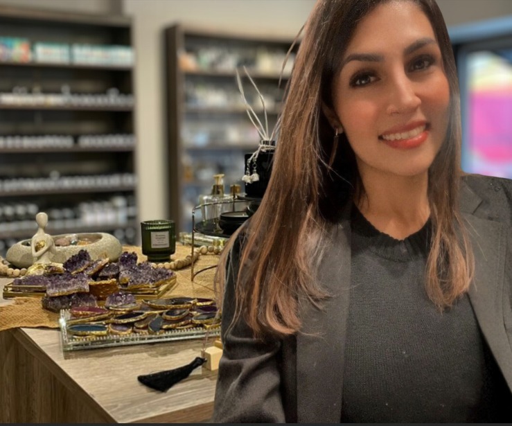 Mulher com cabelos longosDescrição gerada automaticamente