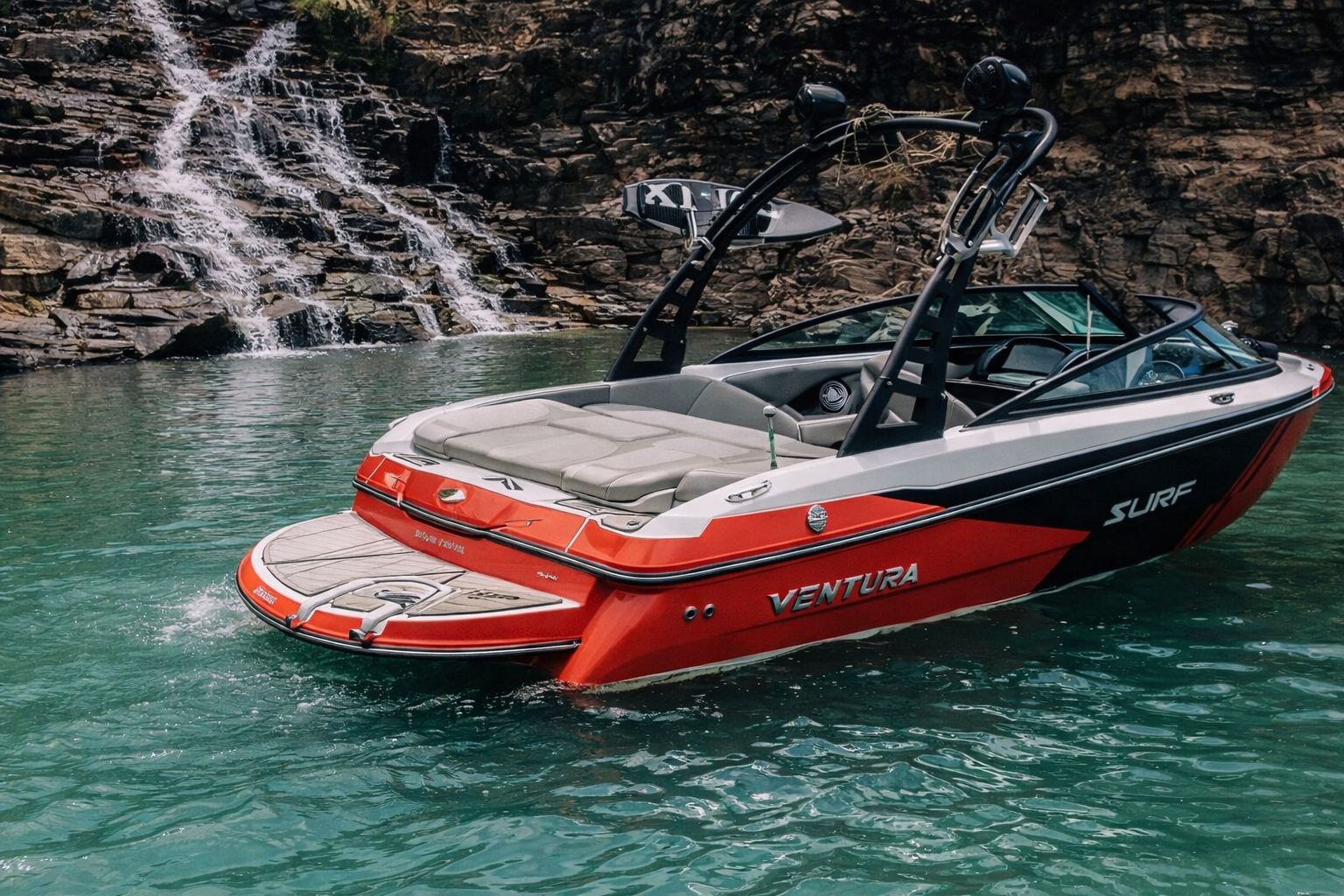 Lancha em navegação