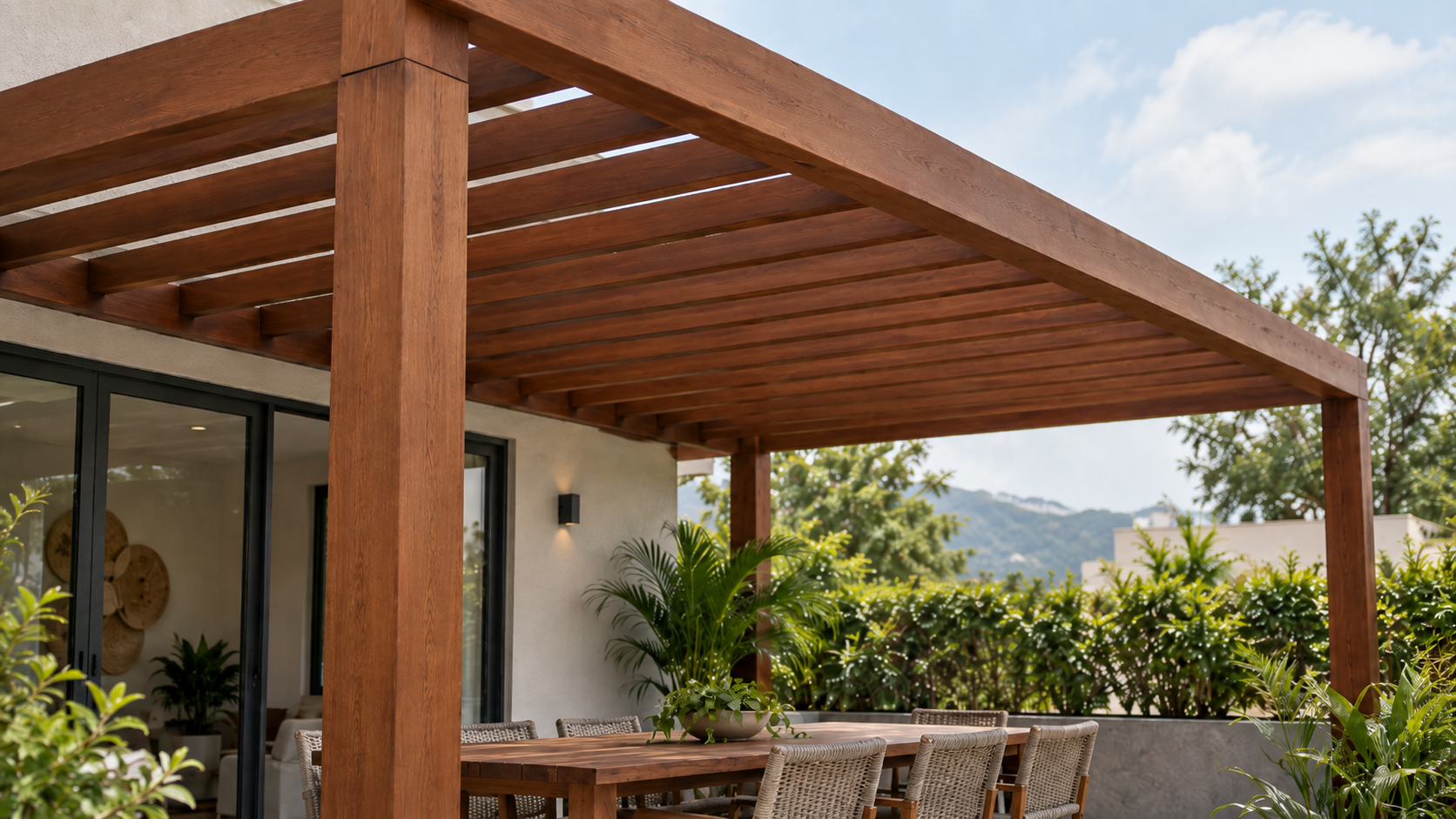 Deck Lasur tono Caoba aplicado sobre madera exterior