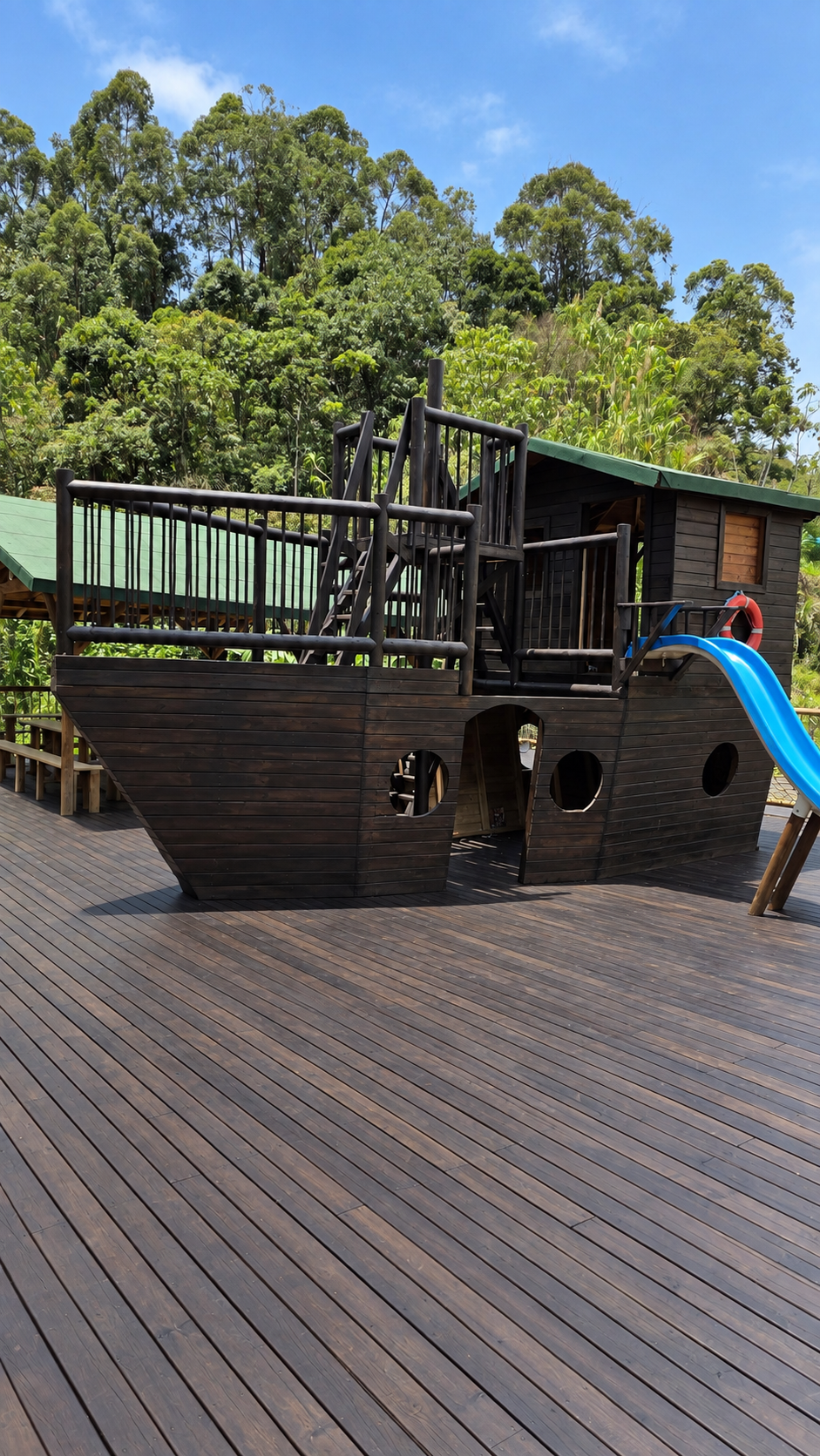 Deck Lasur tono Wengué aplicado sobre madera exterior