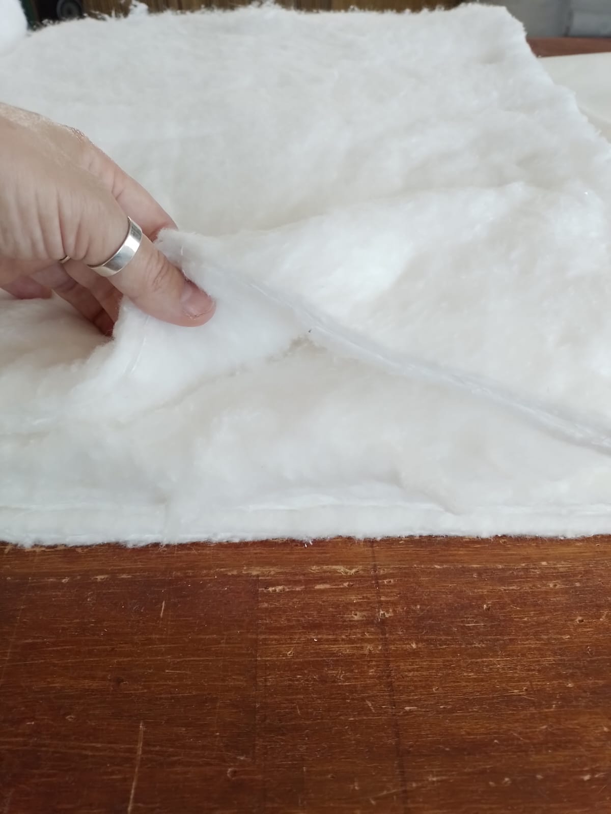 Detalle de fibras de algodón natural y telas orgánicas utilizadas en la fabricación de colchones Musas Cotidianas