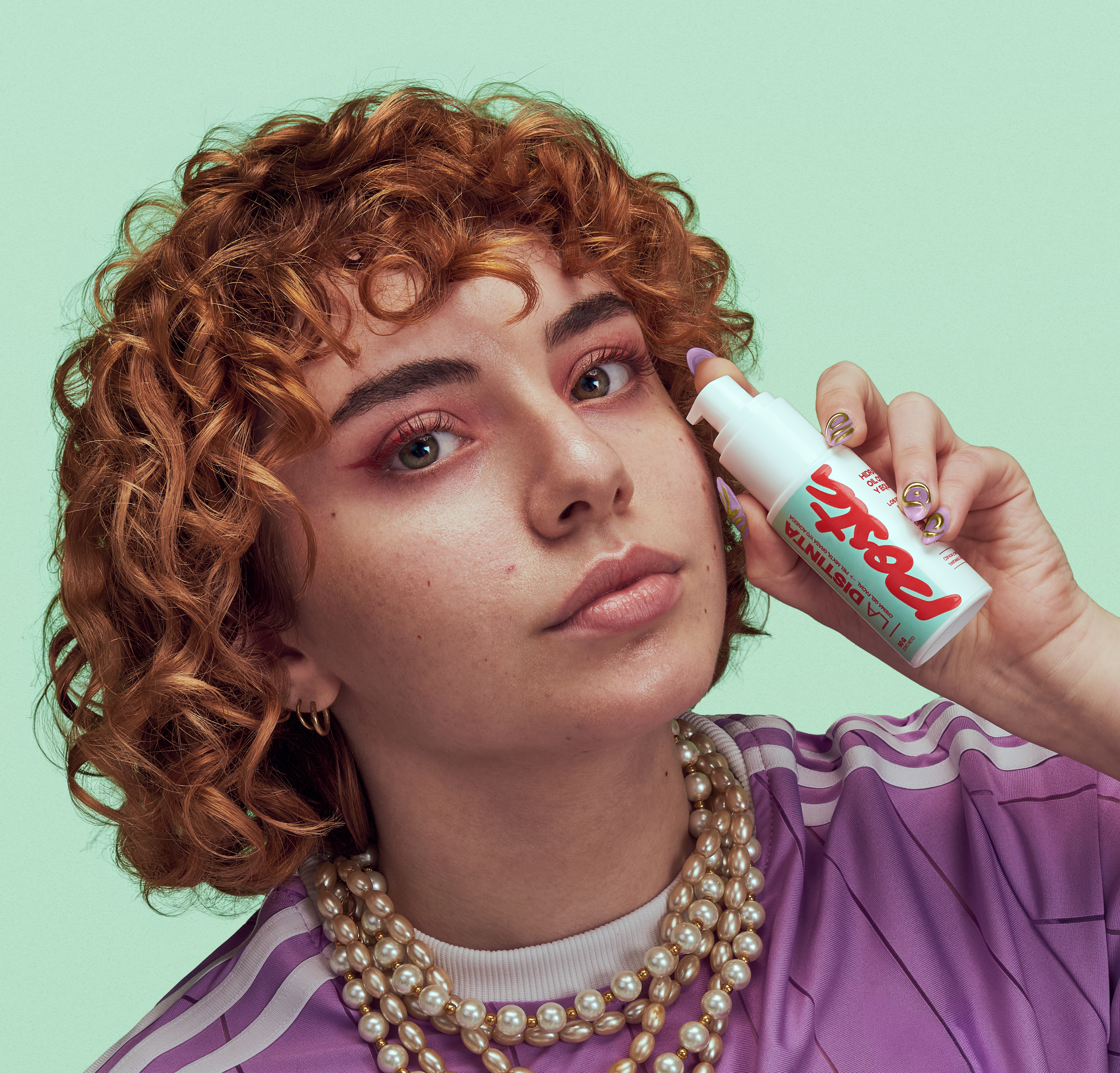 Mujer aplicándose en el rostro La Distinta crema gel facial hidratante de la marca Posta