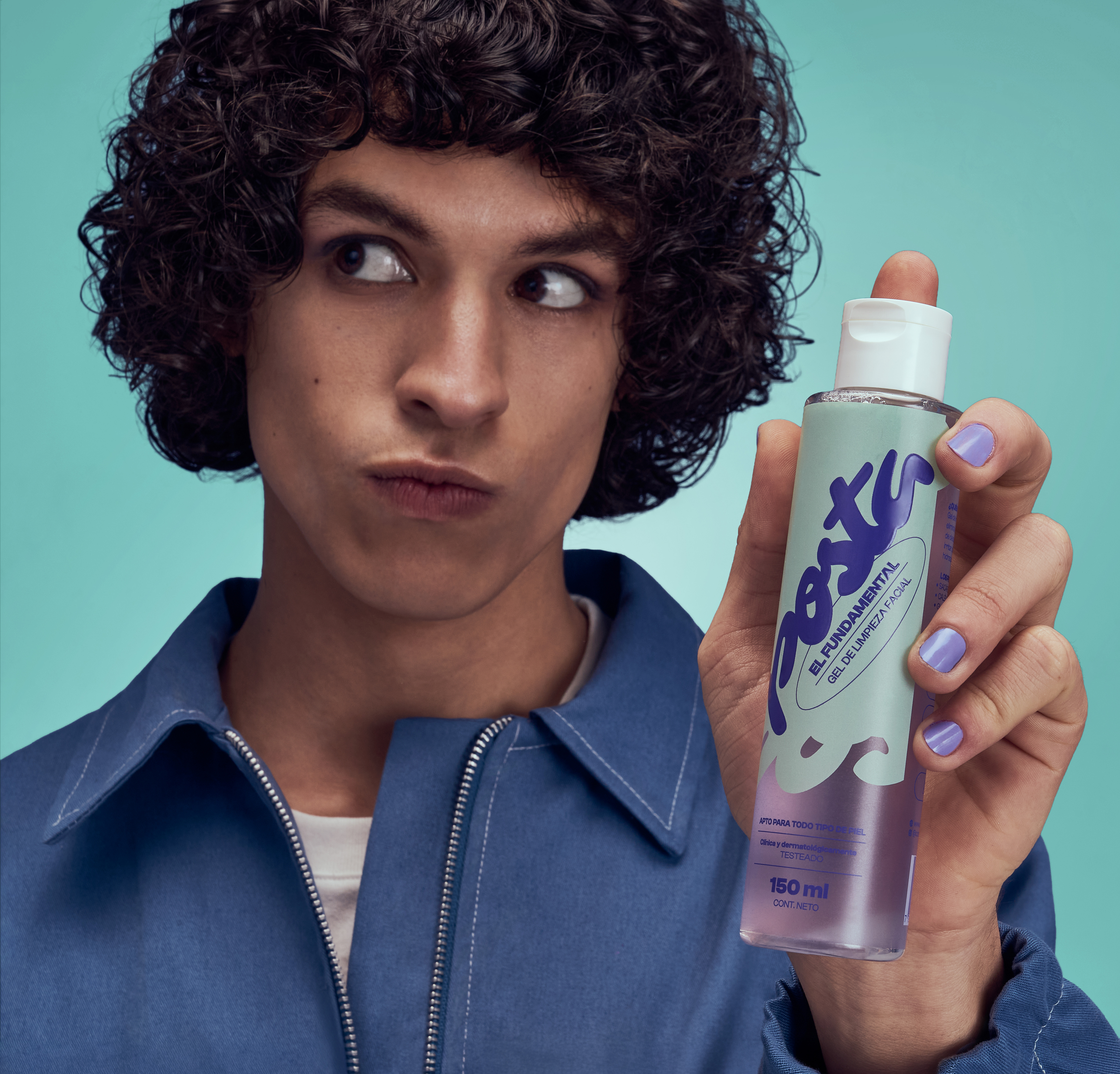 Joven mostrando El Fundamental, gel de limpieza facial de Posta