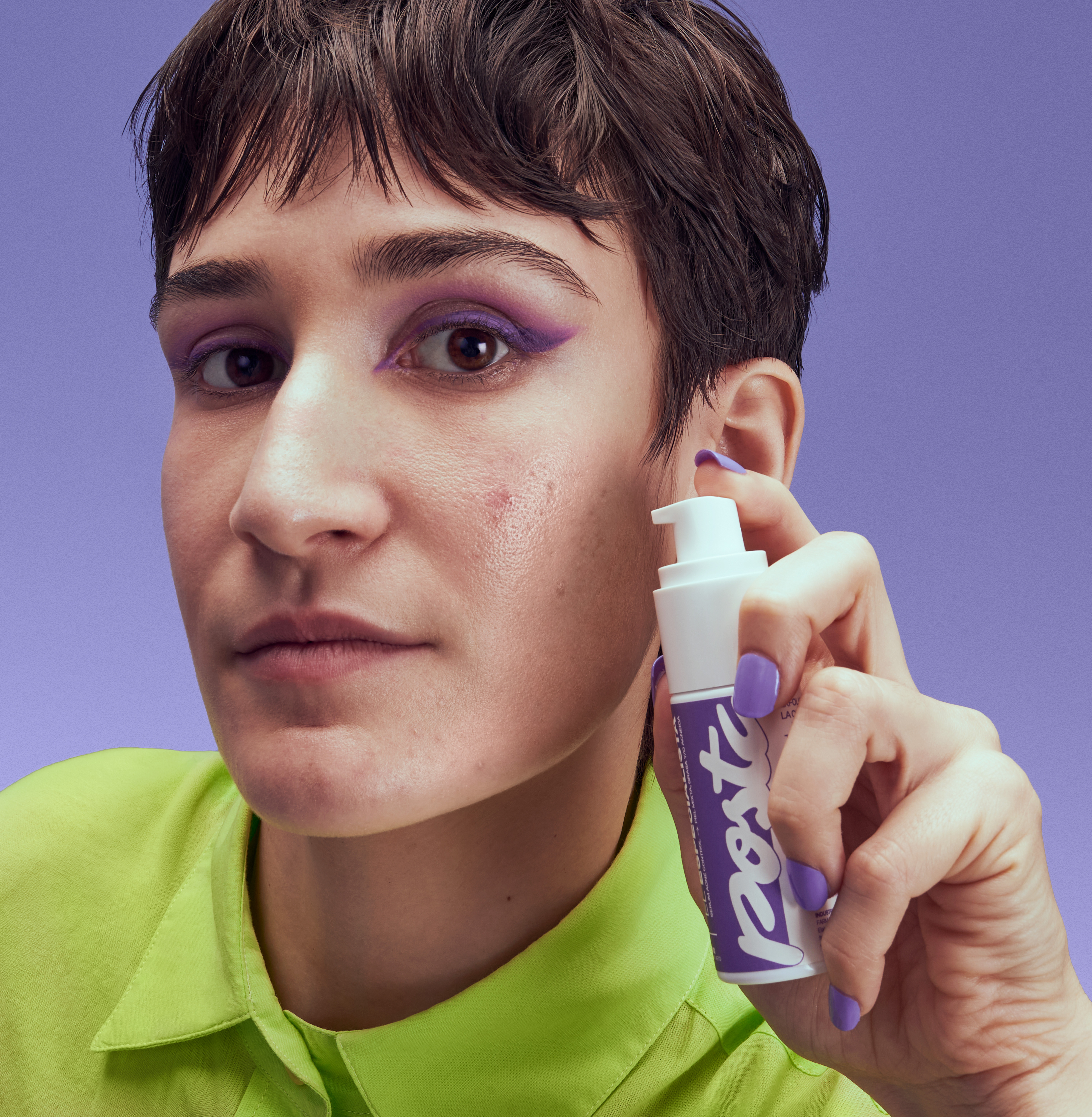Mujer joven con granitos usa El Especialista sérum acné control