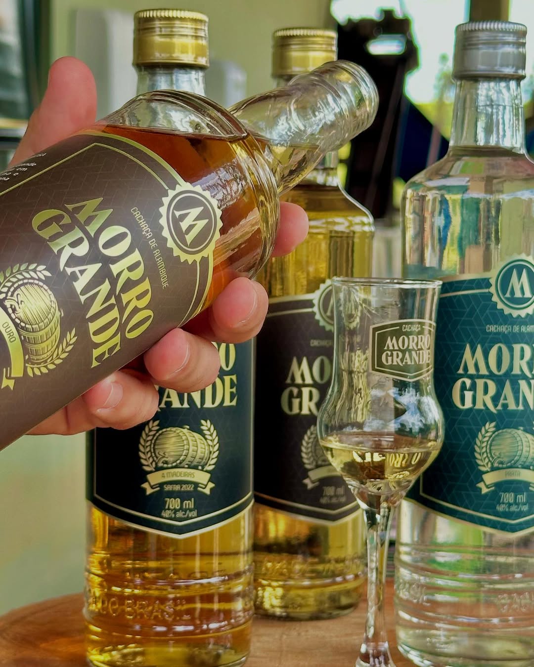 Cachaça Morro Grande sendo servida