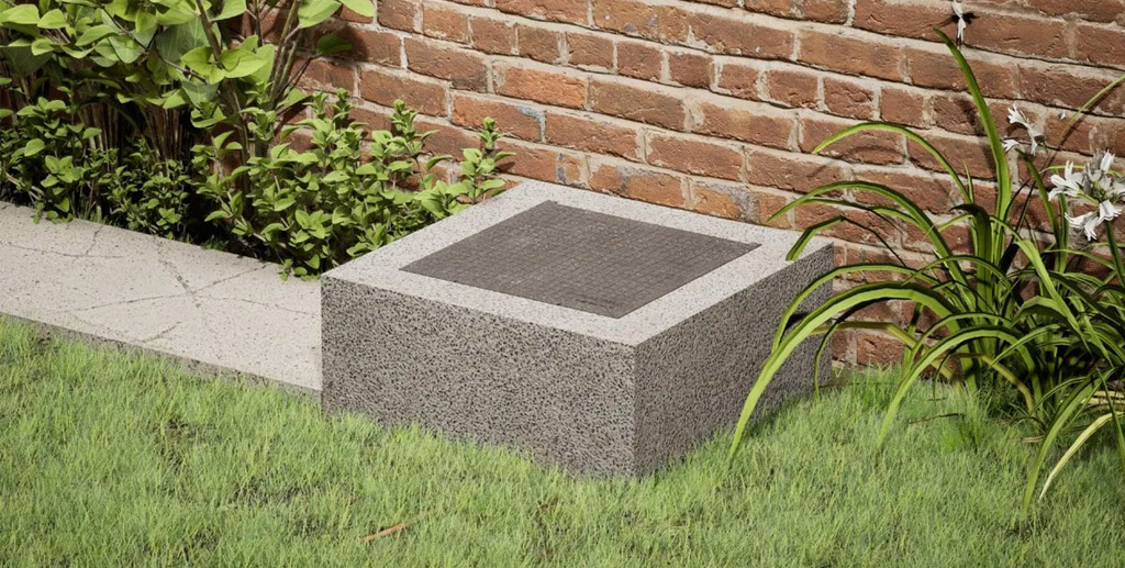 Tampa em alum&iacute;nio fundido articulada instalada