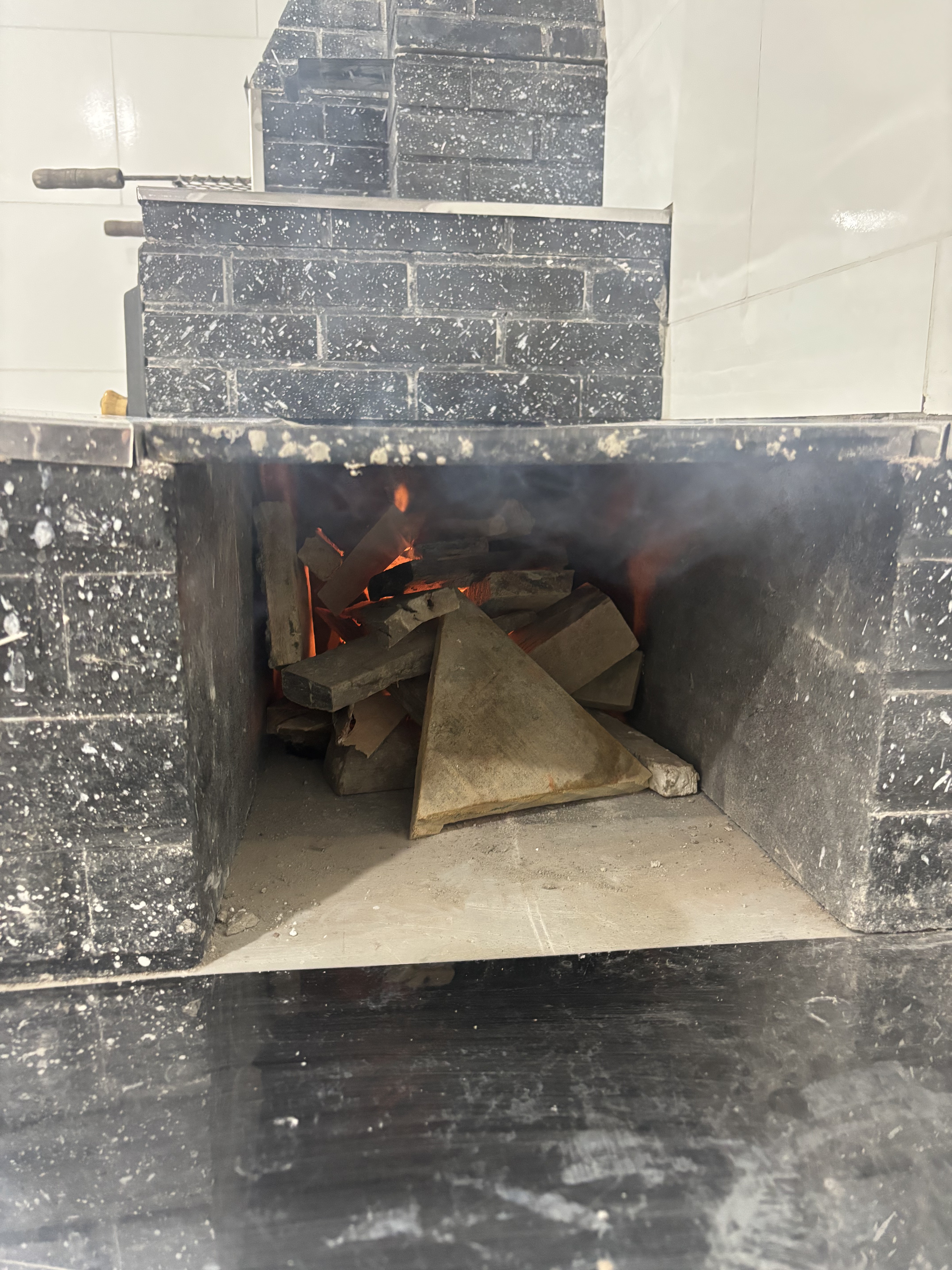 Fogão a lenha aceso na cozinha da EatOn