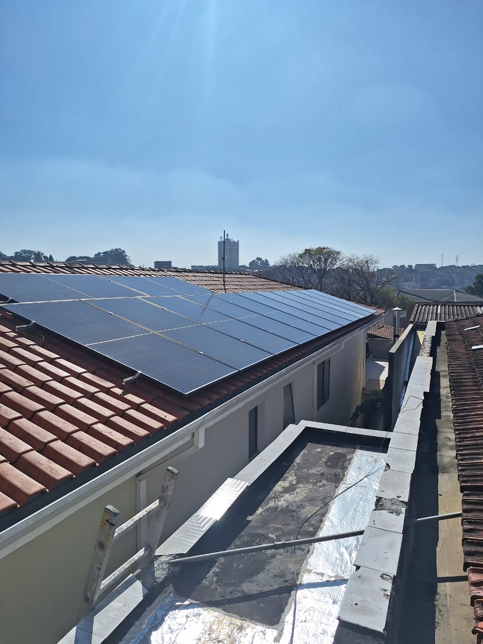 Placas solares instaladas no telhado do espaço de produção