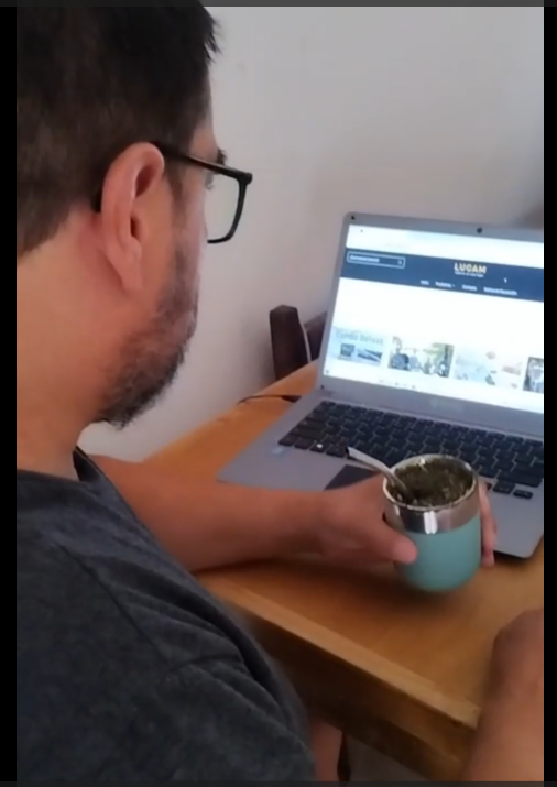 "Luis, creador de Lugam Online, trabajando en la selección de combos tecnológicos."