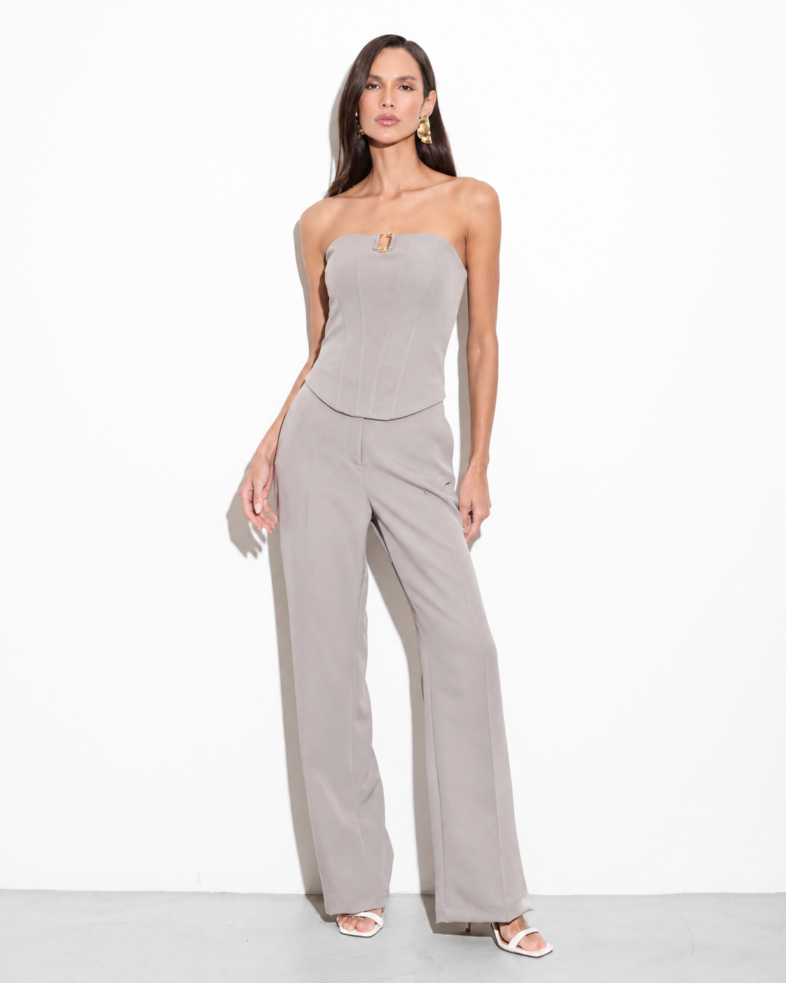 Modelo vestindo look completo Talgui com Corset de Alfaiataria Cinza e Cal&ccedil;a Pantalona