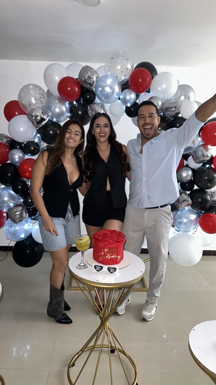 Daniela junto a sus socios celebrando en equipo