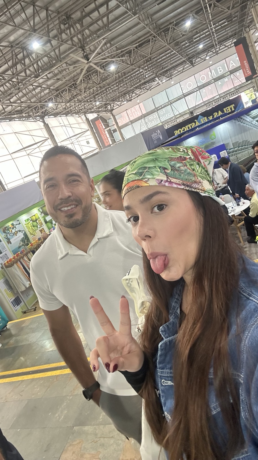 Daniela y su socio en una feria textil