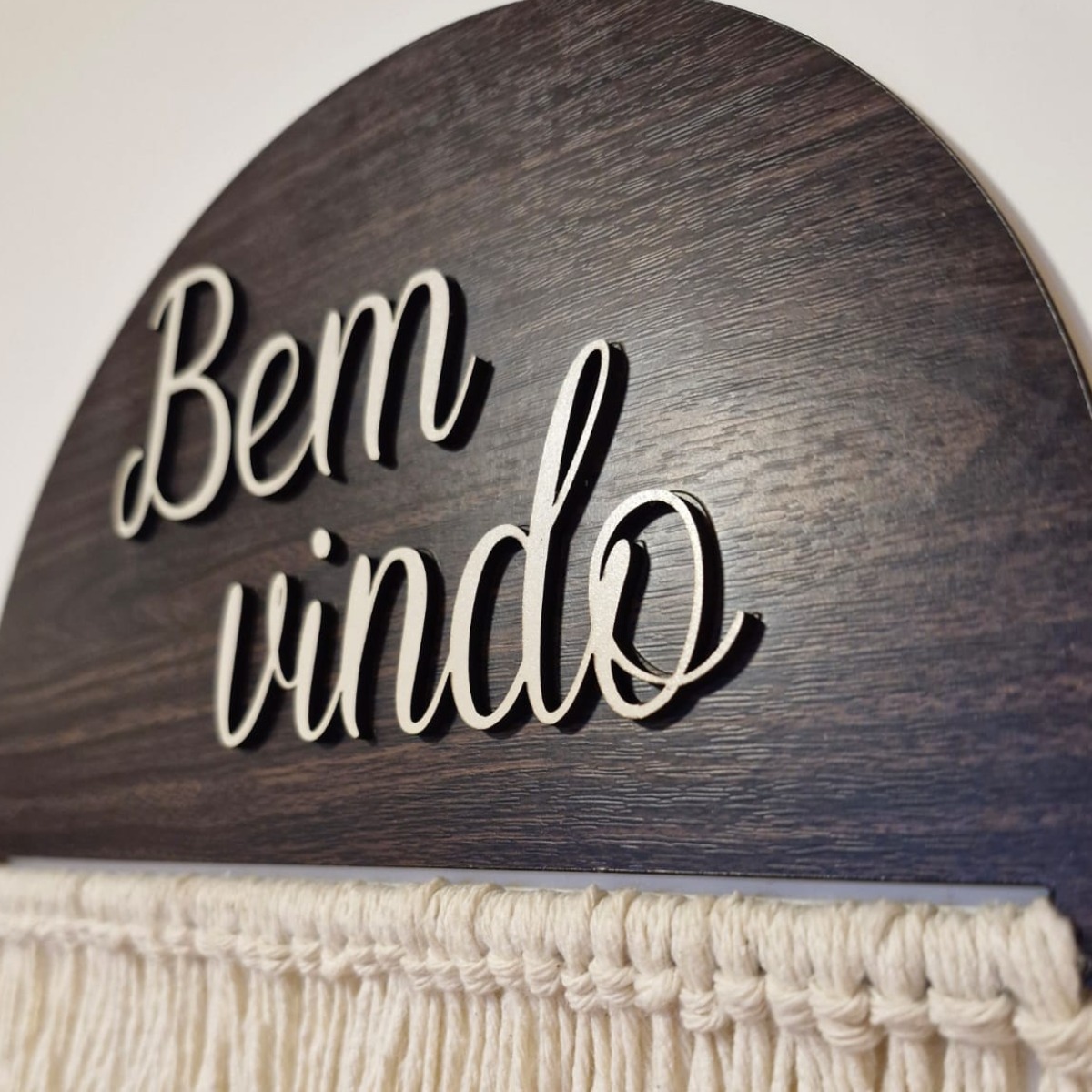 Placa Bem-vindo Alvorê em madeira e macramê