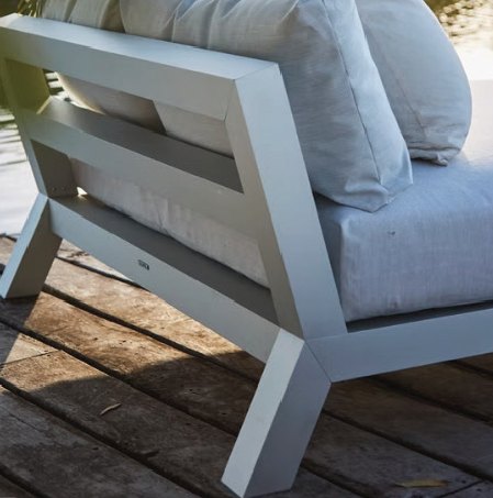 Detalle de sillón con estructura de aluminio blanco