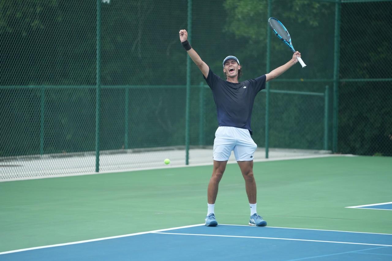 Santiago jugando al tenis