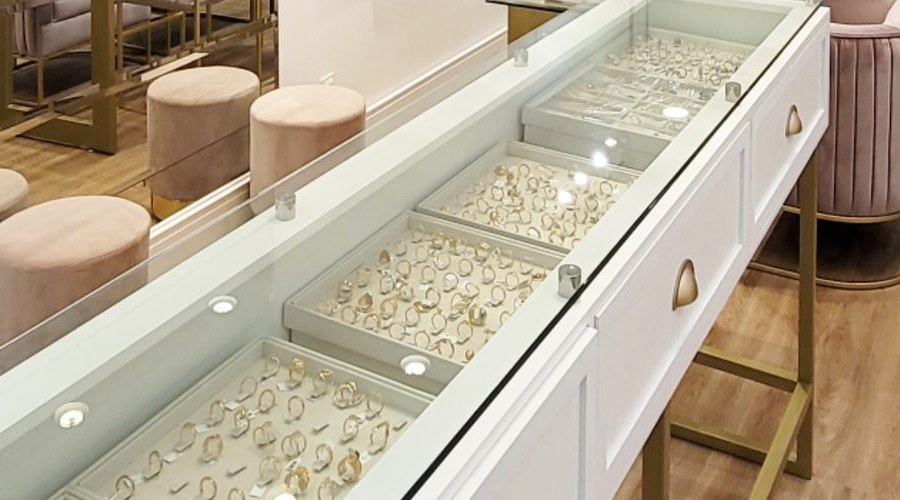 Vitrine de anéis da loja Vitorianna