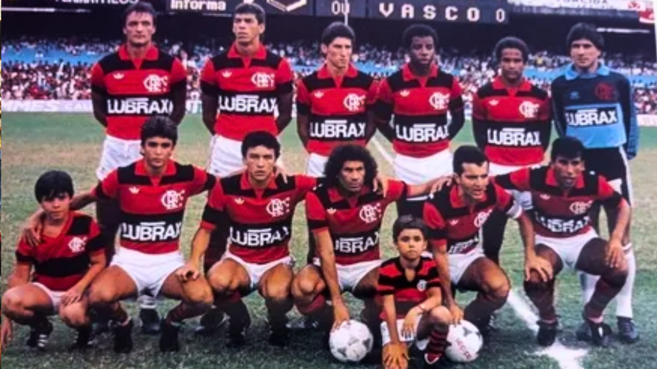 Banner-Camisa-do-Flamengo-1984-Retro-Vermelha-e-Preta-Flanatics