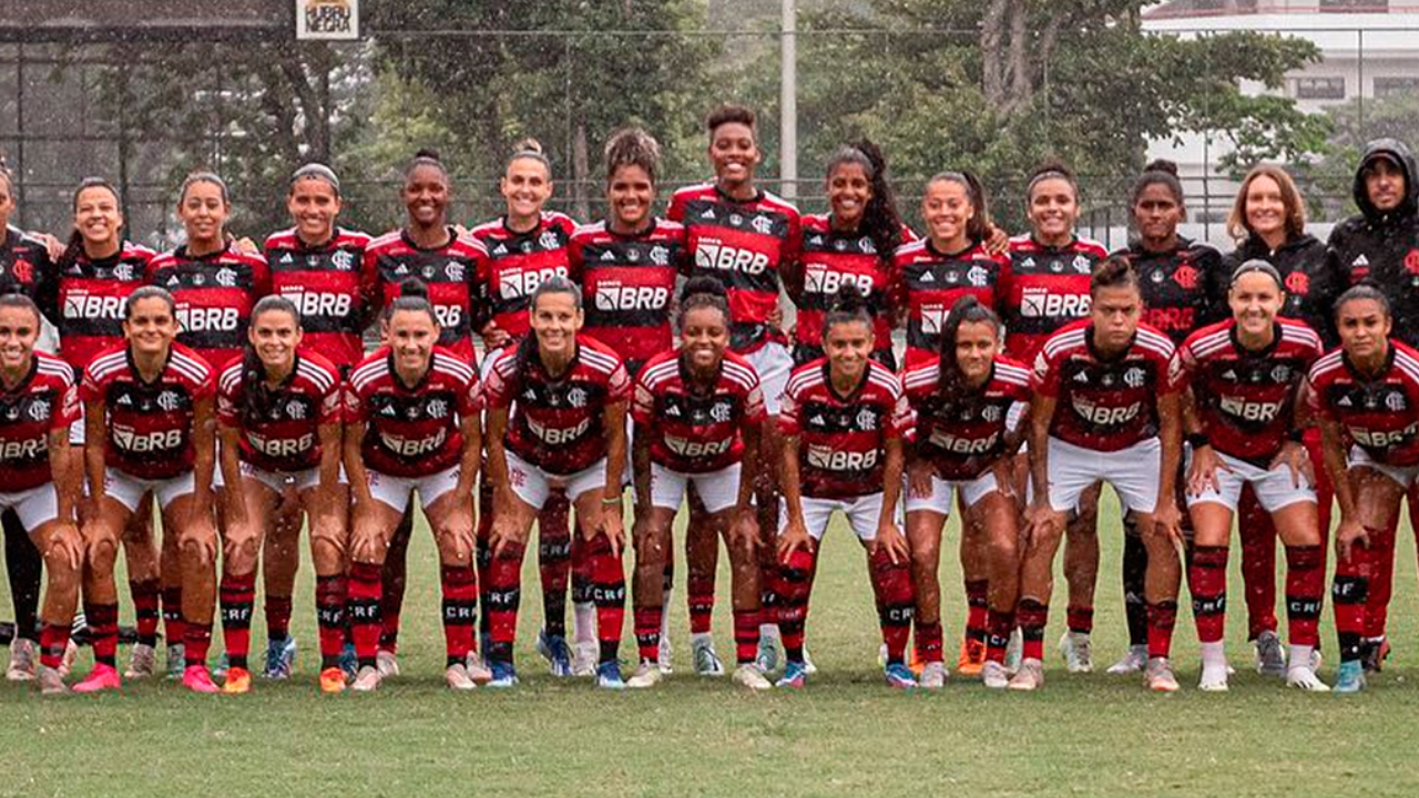 Banner-Camisa-do-Flamengo-23-24-Feminina-Vermelha-e-Preta-Flanatics