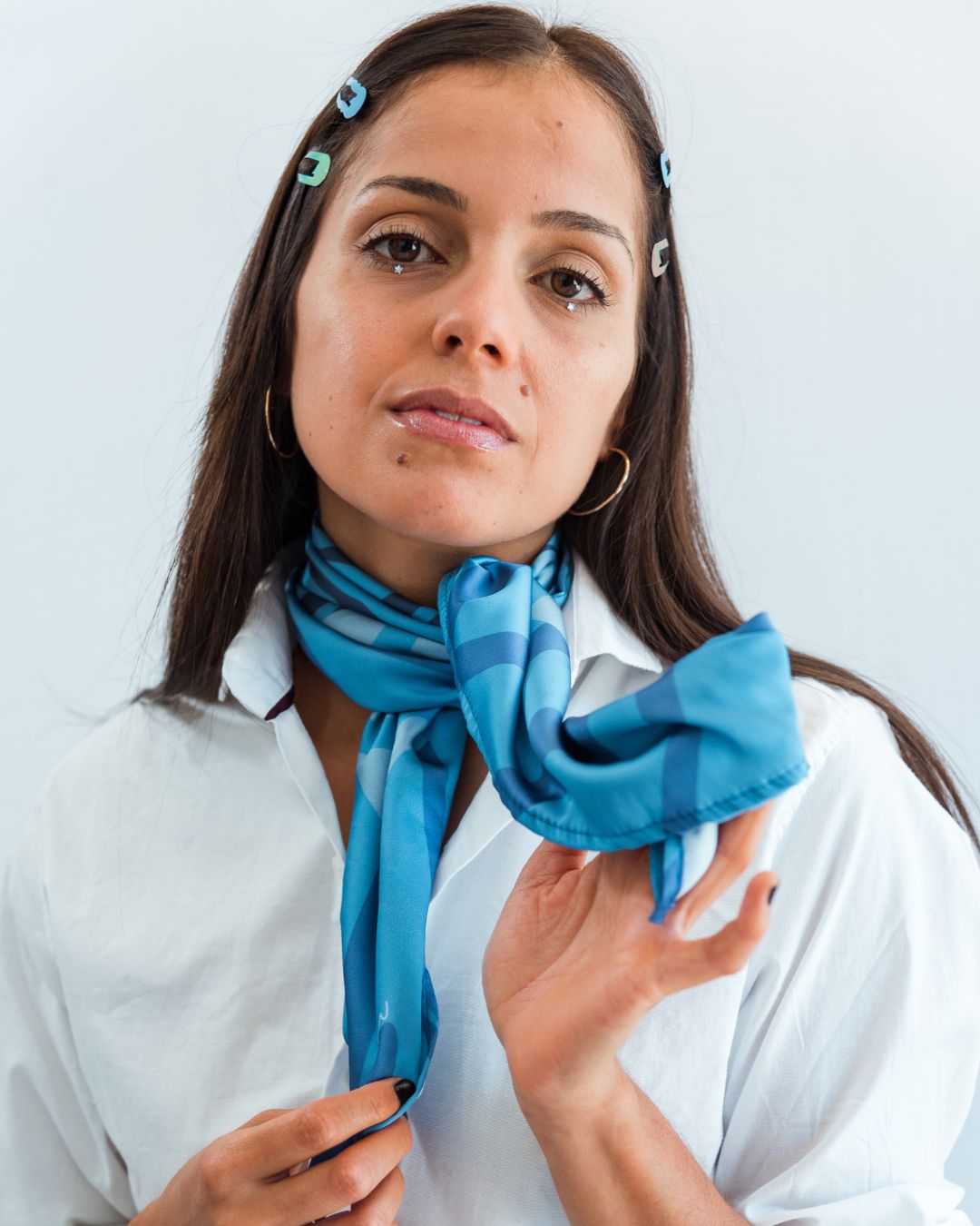 Pañuelo Ravi anudado como accesorio al cuello