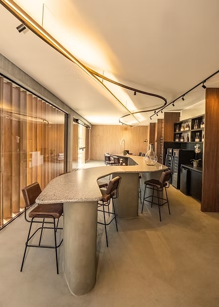 Sala de degustação com mesa posta