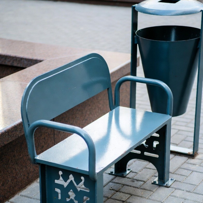 Banco metálico con mesa